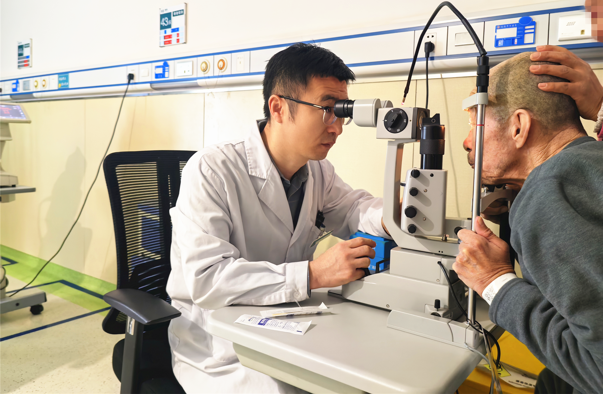 一台手术“拆双弹”，眼科七旬老人终获安宁